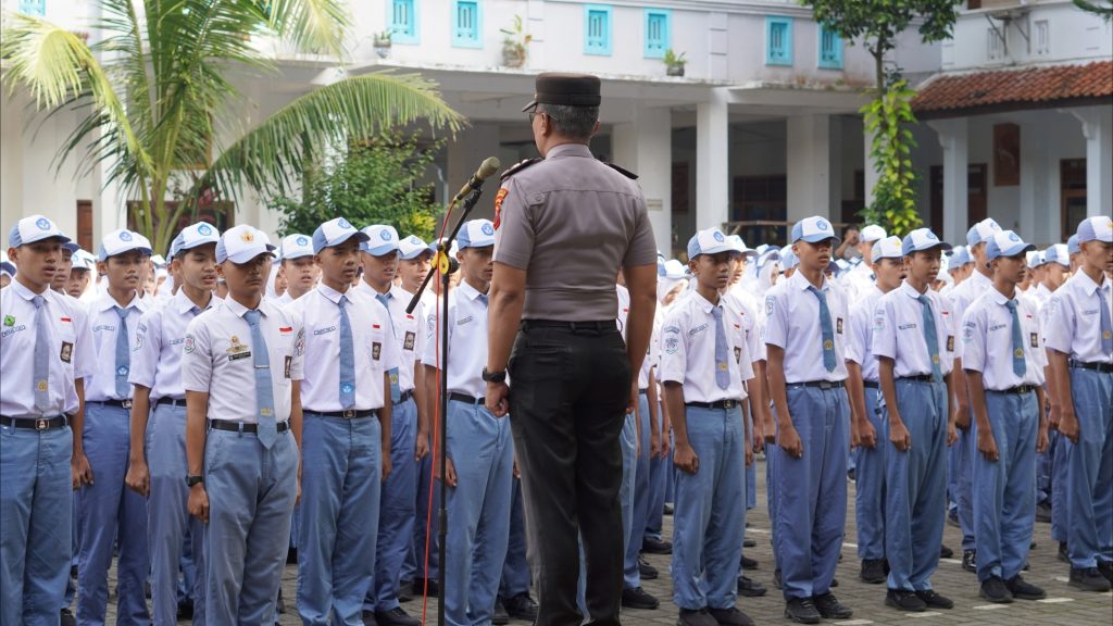 SMK Negeri 2 Bawang Selenggarakan Apel Pagi Bersama Sat Binmas Polres Banjarnegara